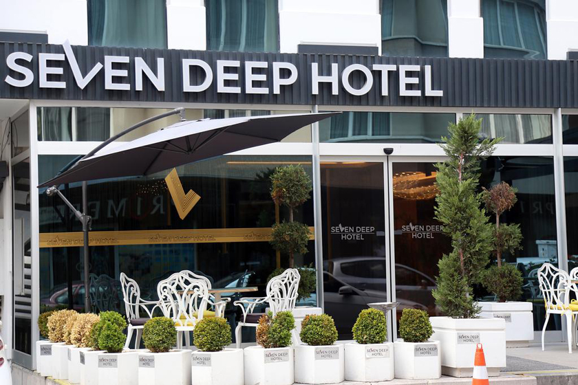 هتل Seven Deep